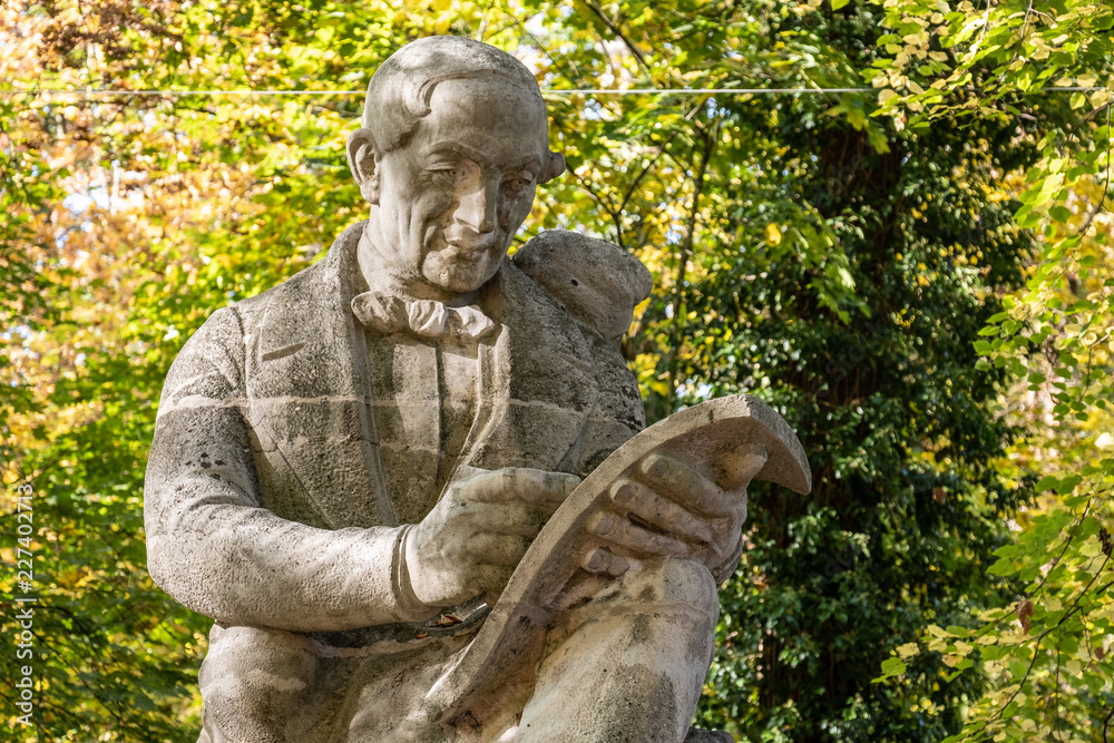Statue Friedrich Silcher vor herbstlichen Laubbäumen