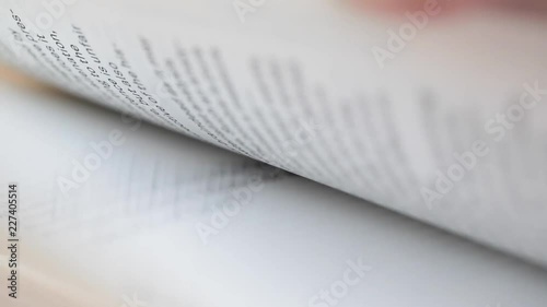 Leafing through a book 8 (ページをめくる)