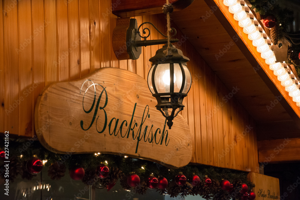 Backfisch Schild auf dem Weihnachtsmarkt Backfisch Schild auf dem Weihnachtsmarkt
