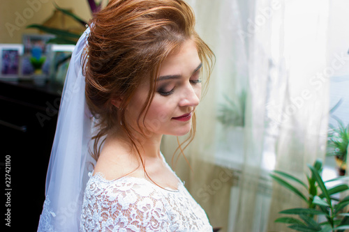 Quadro su tela The bride gathers for a house wedding, a beautiful make-up, the fop