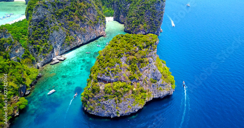 Fotografie Aerial Overhead View of Lush Tropical Cove With Visible Coral Reef in Turquoise