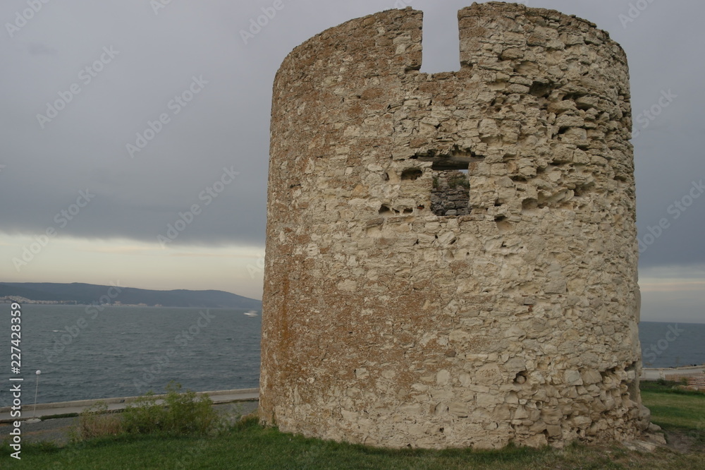 Сторожевая башня Несебра на фоне пасмурного неба и Чёрного моря