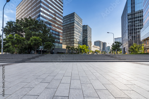 Panoramiczna linia horyzontu i nowoczesne biurowce z pustą drogą, pustą betonową posadzką