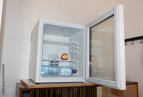 Canette et bouteille d'eau dans un mini réfrigérateur