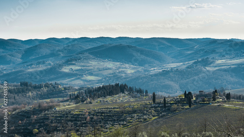 paesaggio toscano con colline e foschia