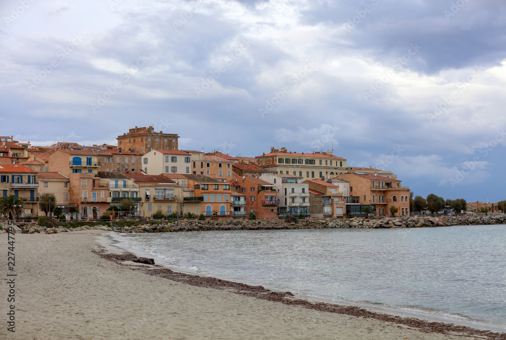 Häuser an der Küste von Korsika