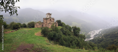 Fotografia Panoramic view of an ancient monastery on top of a mountain in the Caucasus in Russia