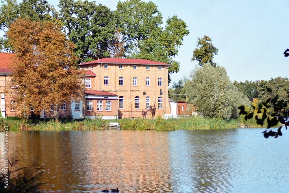Obraz premium Lake near the park in a medieval city