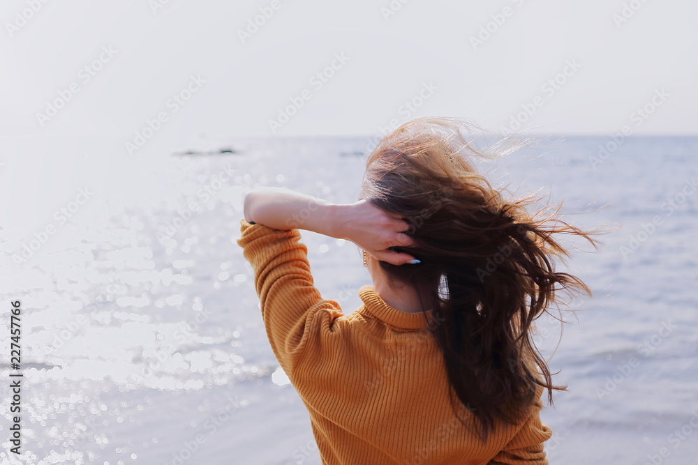 湘南の春の海 風になびく女性の髪 Stock Photo Adobe Stock