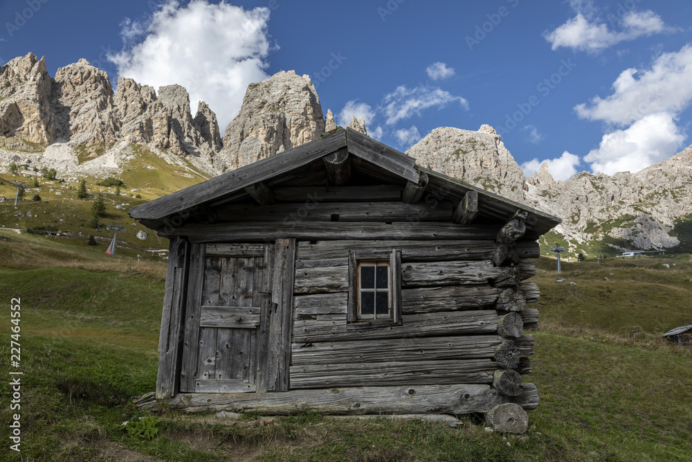 Alte Holzhütte vor den Cirspitzen in den Dolomiten