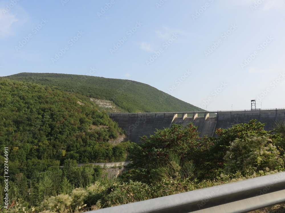 Fototapeta premium Diga del lago di Fiastra