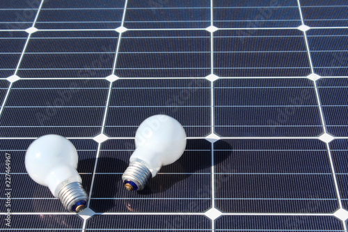 太陽光発電（メガソーラー）と電球