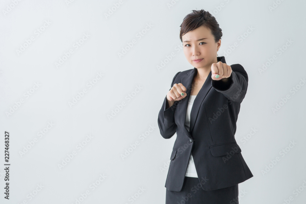 パンチする女性(真剣) パンチする女性(真剣)