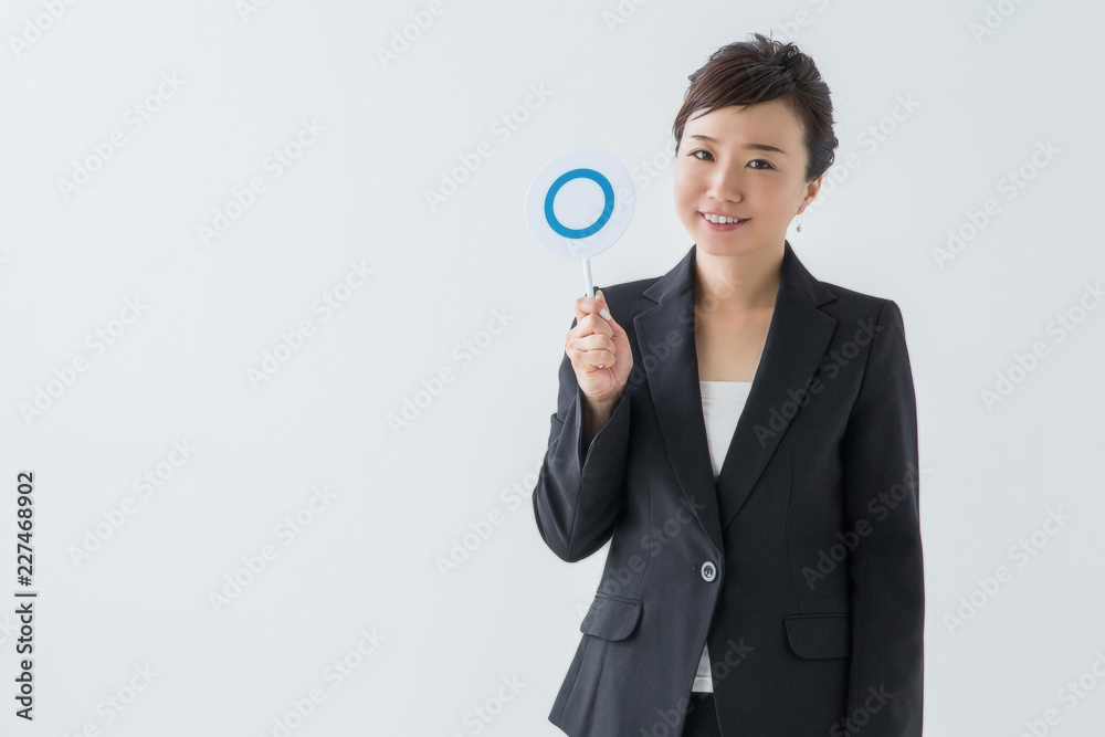 マルを持つ女性 マルを持つ女性