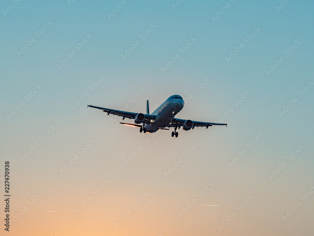 The airliner approaches the evening. The airliner approaches the evening.