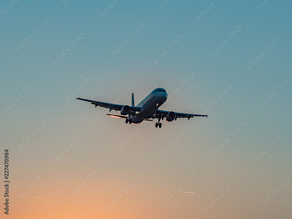 The airliner approaches the evening. The airliner approaches the evening.