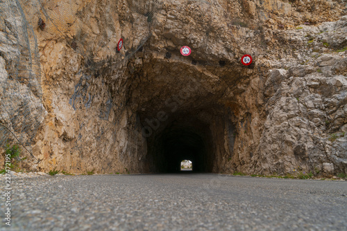 Felsentunnel auf einspuriger Strasse ohne Beleuchtung auf Gebirgspass in der Haut Provence photo