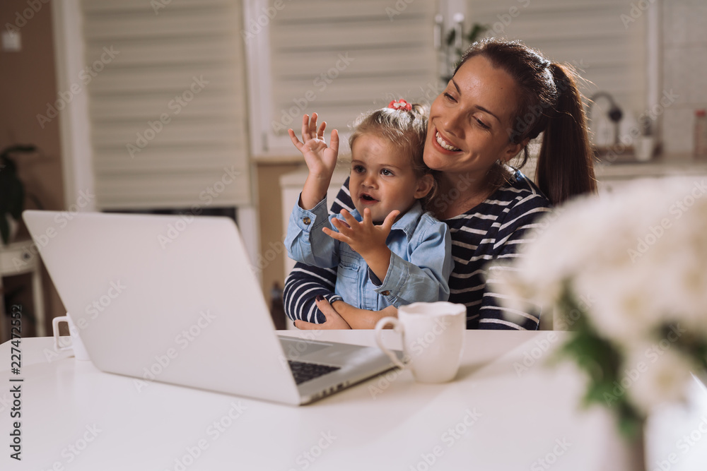 Obraz premium They like to watch online cartoons