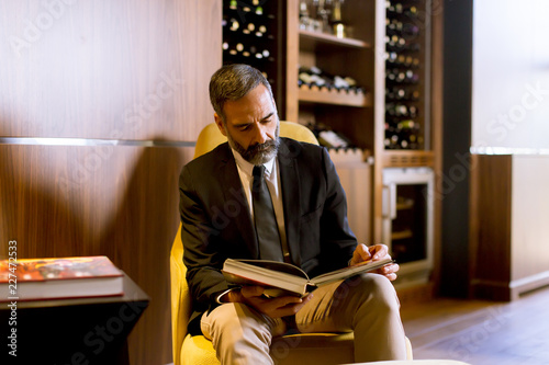 Senior businessman sittnig ...