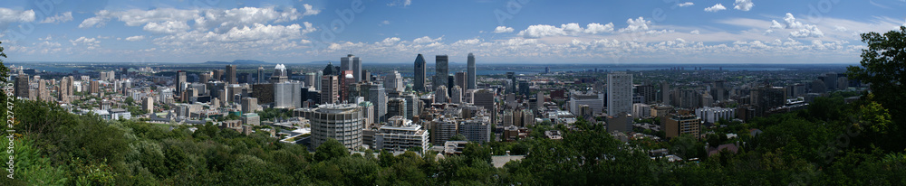 Panoramablick auf Montreal mit weiß-blauem Himmel