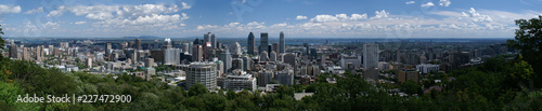 Panoramablick auf Montreal mit wei  -blauem Himmel