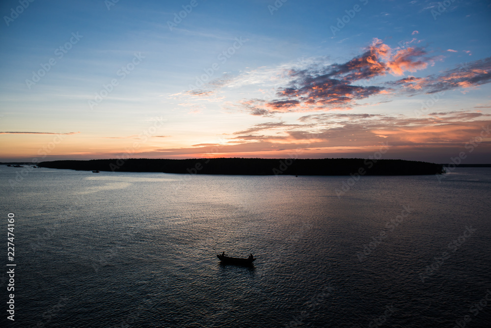 Naklejka premium Sonnenuntergang am Meer mit Fischerboot
