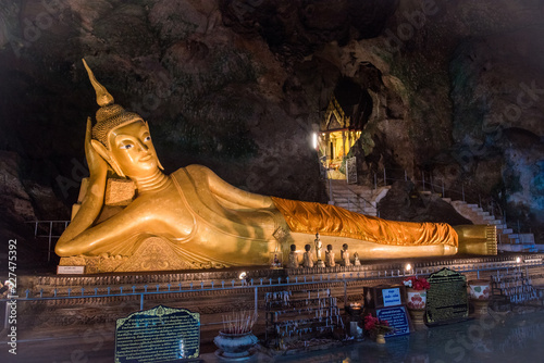 Liegender Buddha Suwankuha Tempel Phuket thailand photo