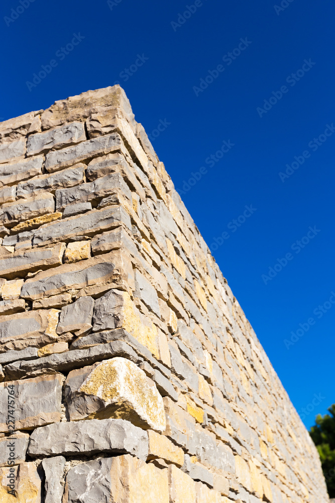 mur en pierre et ciel