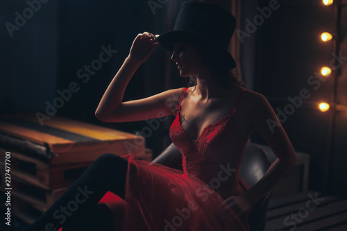 Fotografia beautiful woman portrait in red dress and a hat