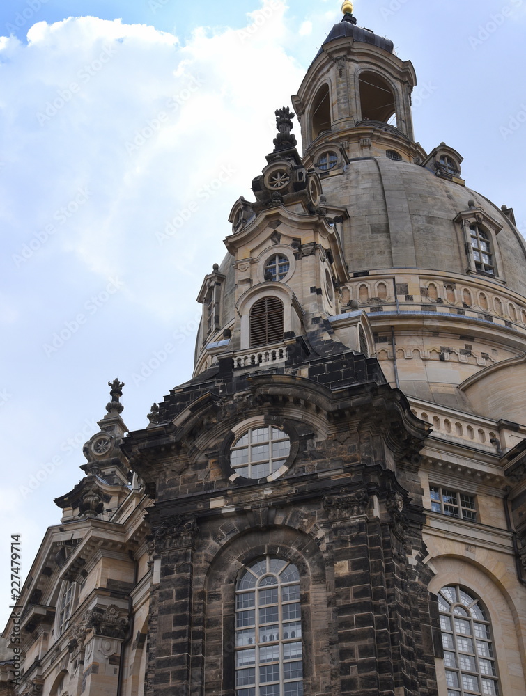 Trutzige Kuppel der Frauenkirche in Dresden vor leicht bewölktem, blauen Himmel 
