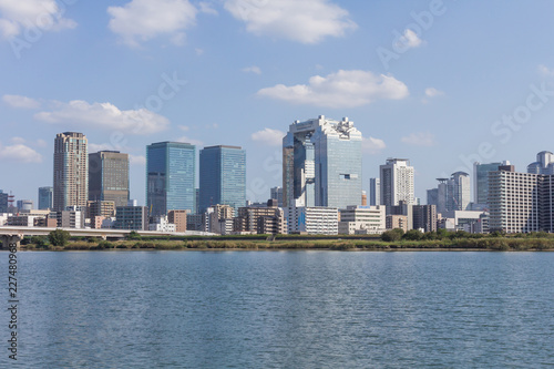 淀川右岸から見た対岸の梅田ビル群と青空   © e594