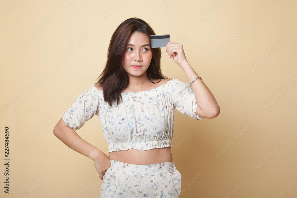 Obraz premium Young Asian woman think with a blank card.