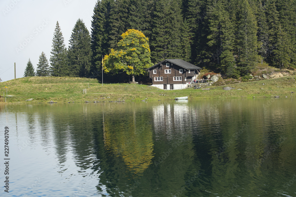 Haus am Arnisee, ob Amsteg, Uri, Schweiz Haus am Arnisee, ob Amsteg, Uri, Schweiz