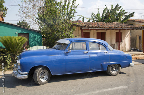 Fototapeta Naklejka Na Ścianę i Meble -  Schöner blauer Oldtimer auf Kuba (Karibik)