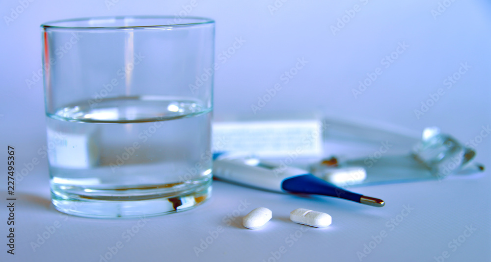 pillole, medicinali pronti per essere ingeriti pillole, medicinali pronti per essere ingeriti