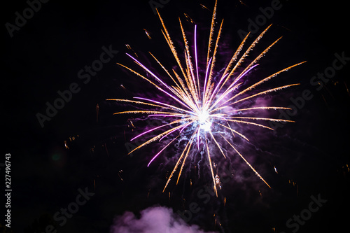 Feuerblumen am Silvernacht, Feuerwerk, Raketen, Party