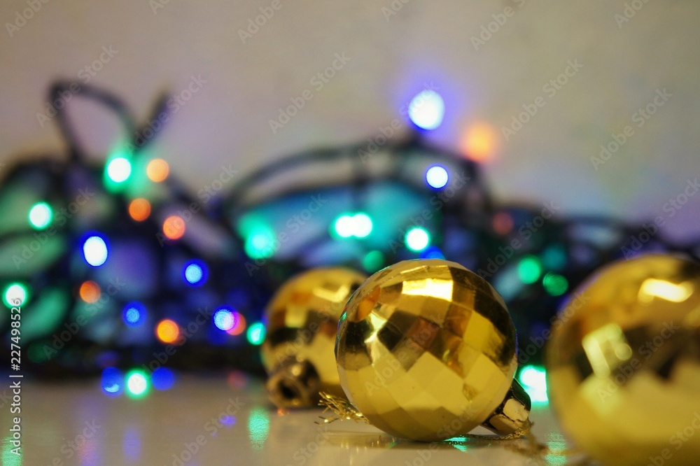 Adornos para el árbol de navidad con luces parpadeantes de fondo Stock  Photo | Adobe Stock
