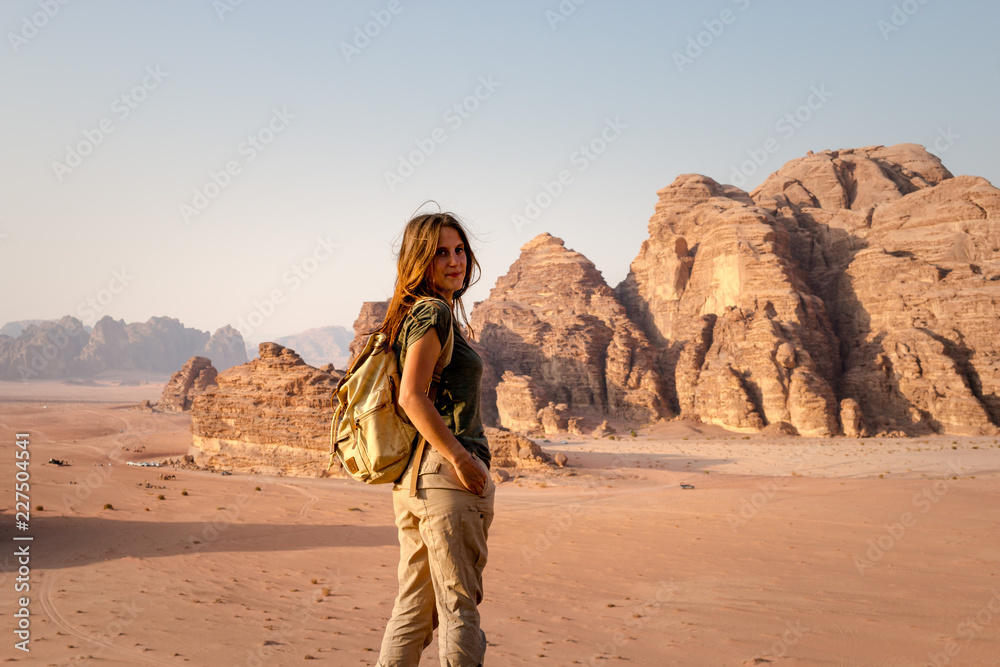 Femme voyageuse de dos dans le désert  en Jordanie Personne