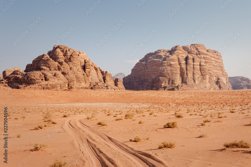 Traces de voitures dans le sable et Paysage du Désert en Jordanie Voyage sable et montagne Traces de voitures dans le sable et Paysage du Désert en Jordanie Voyage sable et montagne