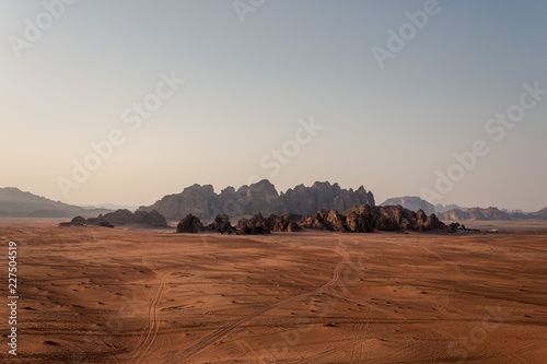 Coucher de soleil et Paysage du Désert en Jordanie Voyage sable et montagne 