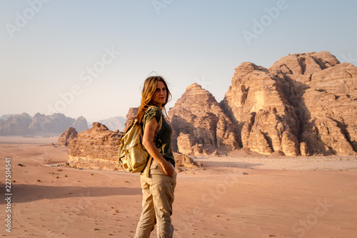 Femme voyageuse de dos dans le désert  en Jordanie Personne photo