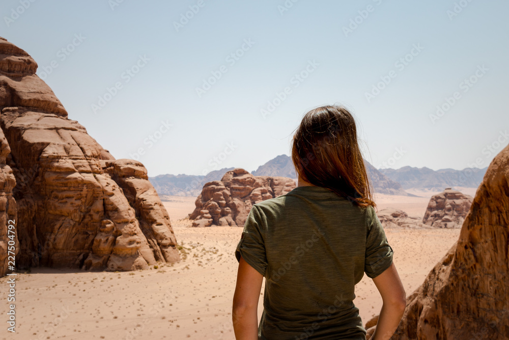 Femme voyageuse de dos dans le désert  en Jordanie Personne