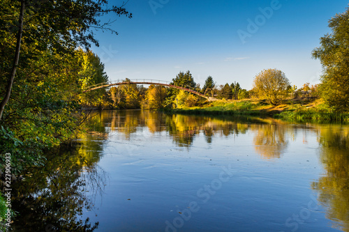 Jesień nad rzeką, miasto Bydgoszcz, Polska