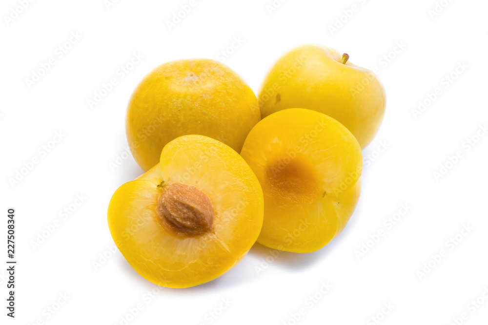 gelbe Pflaumen Pflaume mirabelle mirabellen isoliert freigestellt auf weißen Hintergrund, Freisteller gelbe Pflaumen Pflaume mirabelle mirabellen isoliert freigestellt auf weißen Hintergrund, Freisteller