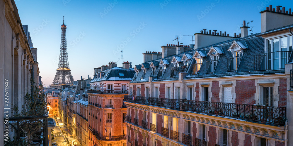 Naklejka premium Nad dachami Paryża z widokiem na Wieżę Eiffla we Francji