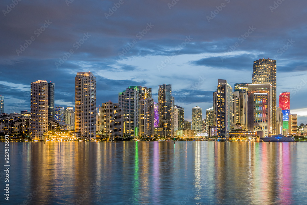 Fototapeta premium Piękne odbicia panoramy Miami w wodzie