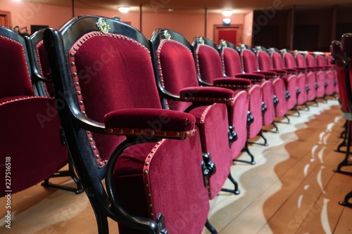 Rangée de fauteuils de théâtre en velours rouge photo