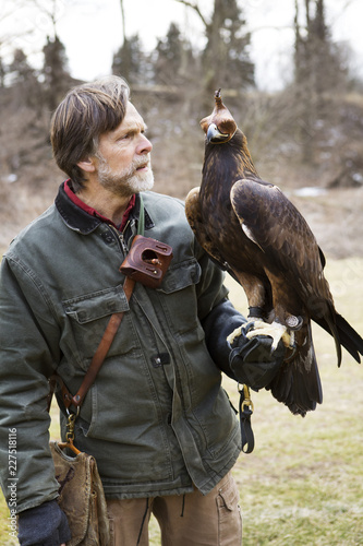 Φωτογραφία Falconer holding kestrel on hand