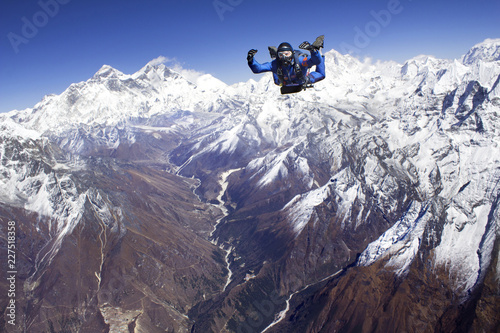 Принти на полотні Man skydiving against snowcapped mountains