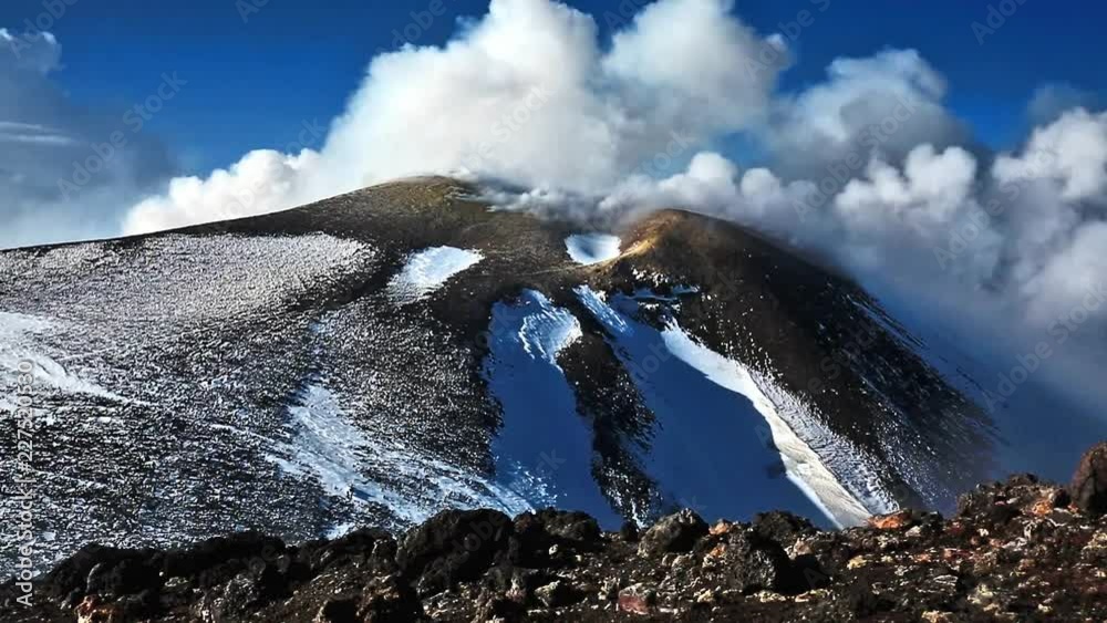 Cratere dell'Etna del vulcano con fumo e vapore - Sicilia